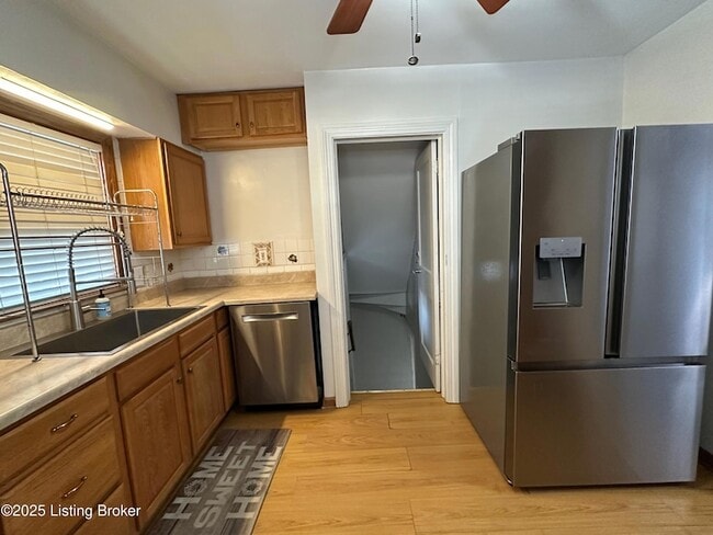 Building Photo - 332 E Esplanade Ave