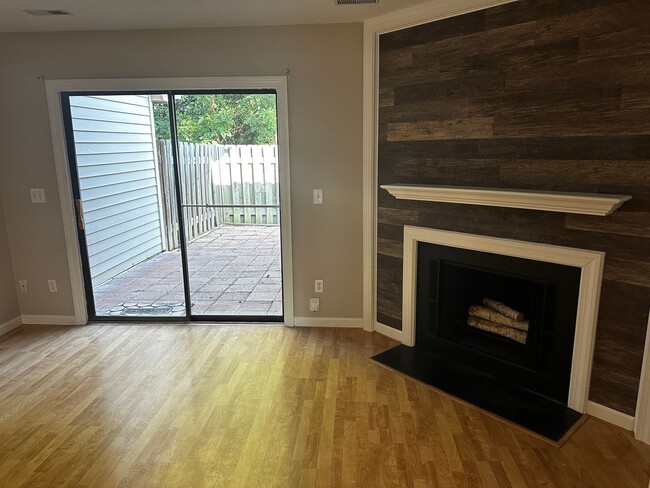 Building Photo - Convenient Townhome just off Lawndale Dr i...