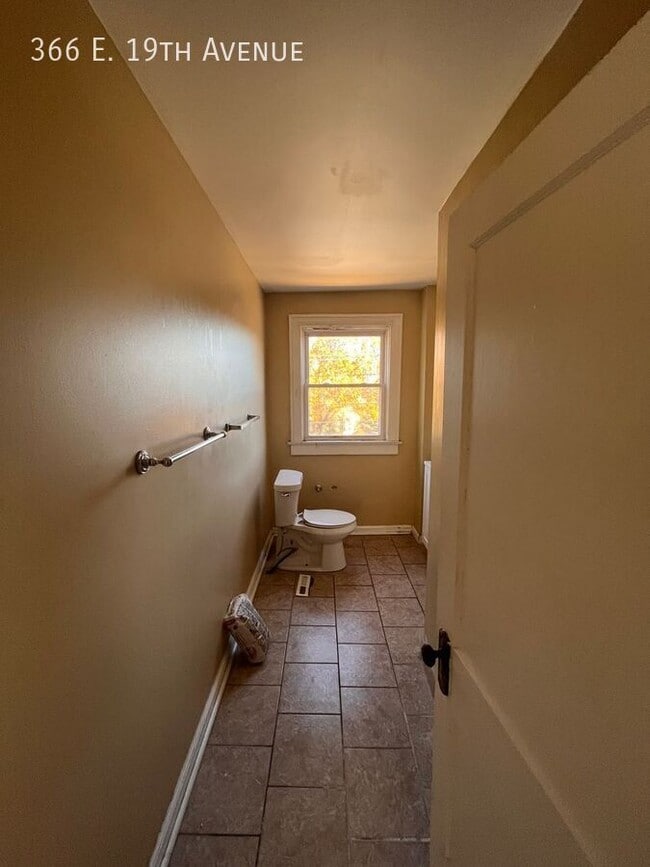 Building Photo - 366 E 19th Ave