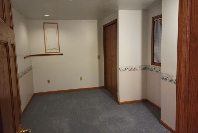 Building Photo - 3-Bedroom/2.5-Bath, Great Neighborhood