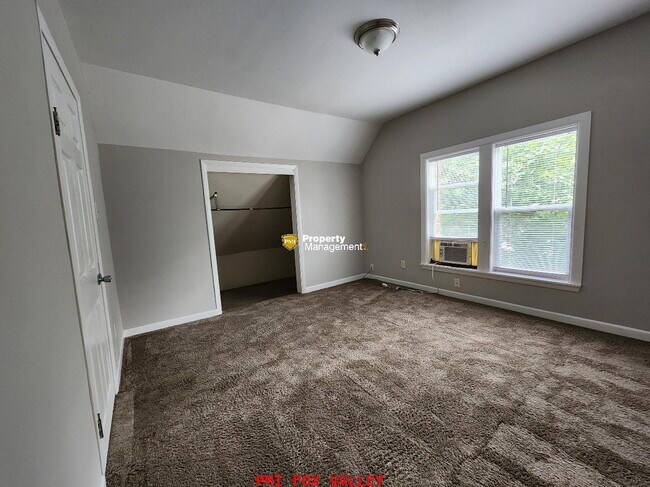 Building Photo - 2 Bedroom Upper