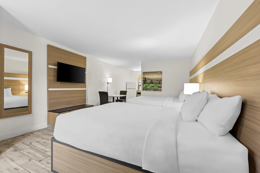 2 Queen Bed - 214 Langley Pl