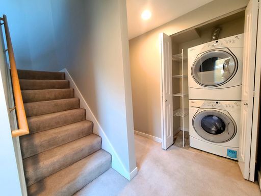 Building Photo - Stunning Three Level Townhome in Green Lak...