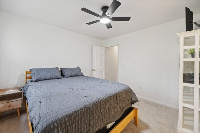 Building Photo - Park Flex Stays-Woodcroft Furnished Townhome! Utilities included - Available for variable term le...