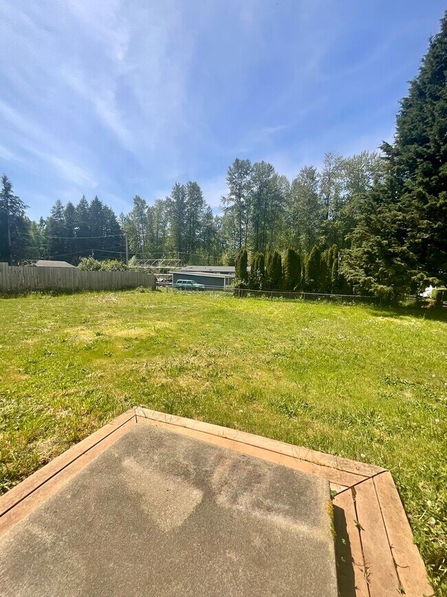 Building Photo - Spacious 3 Bedroom, 2 Bathroom Home!