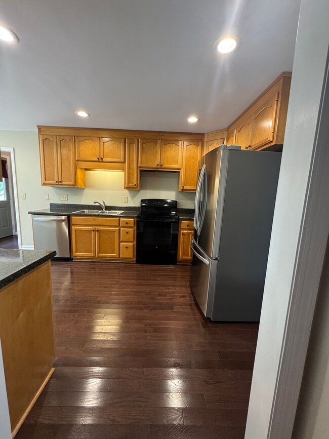 Building Photo - 2000/3 br/2.5 ba/bonus room/office 2,330 sqft