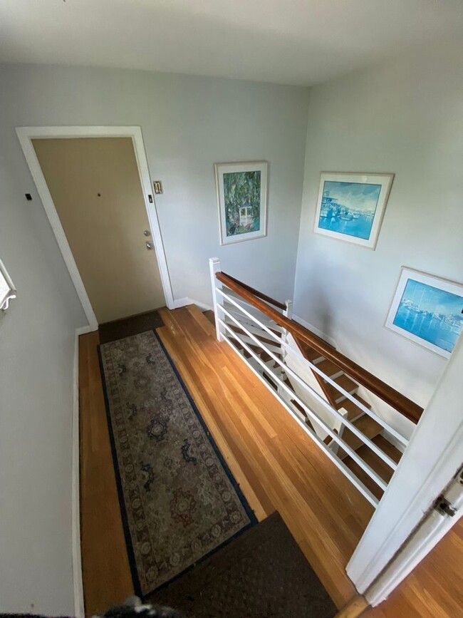 Building Photo - Renovated 2 bed 1 bath Spacious apt in the...