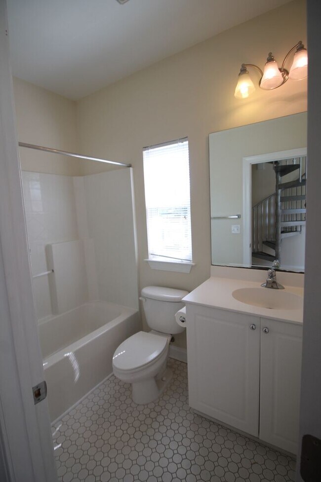 Building Photo - 2BR, 2BA Duplex with Close Water Access fo...