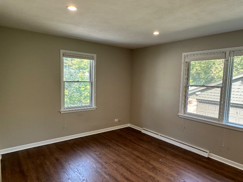 Building Photo - 953 Burton Ave