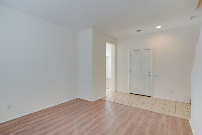 Building Photo - SPACIOUS 3 BEDROOM HOME IN 89044