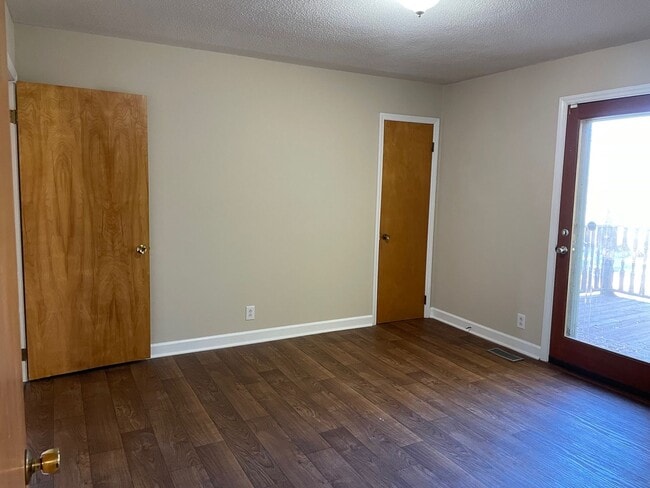 Building Photo - 2-3 BED, 1.5 BATH BRICK HOME