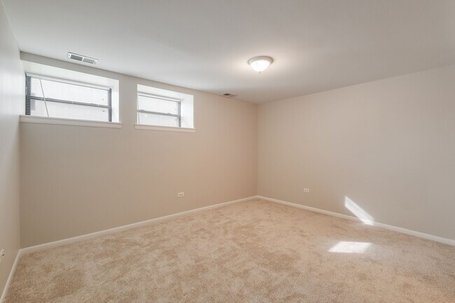 Building Photo - 4060 S Ellis Ave