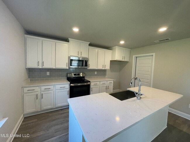 Building Photo - Large 4-bedroom home located in the South ...