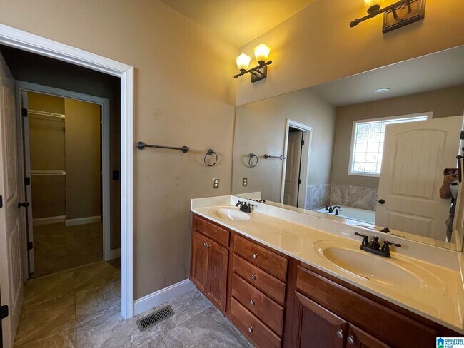 Building Photo - 208 Castlehill Dr