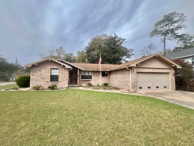 Primary Photo - 520 Maple Ave