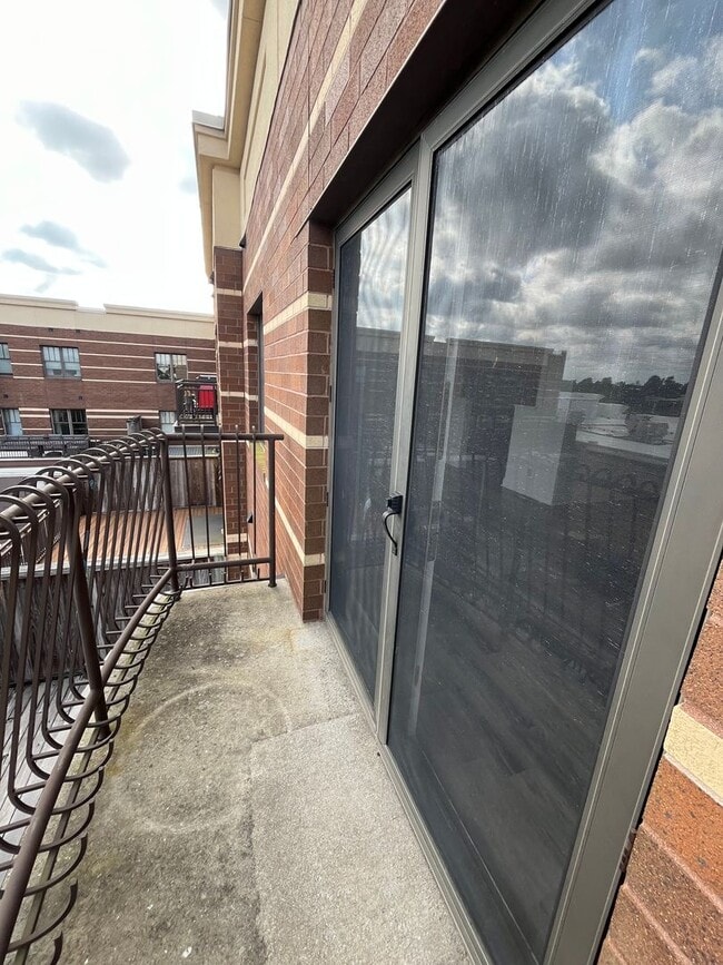 Building Photo - Modern condo  in the center of shopping , restaurants and entertainment venues.
