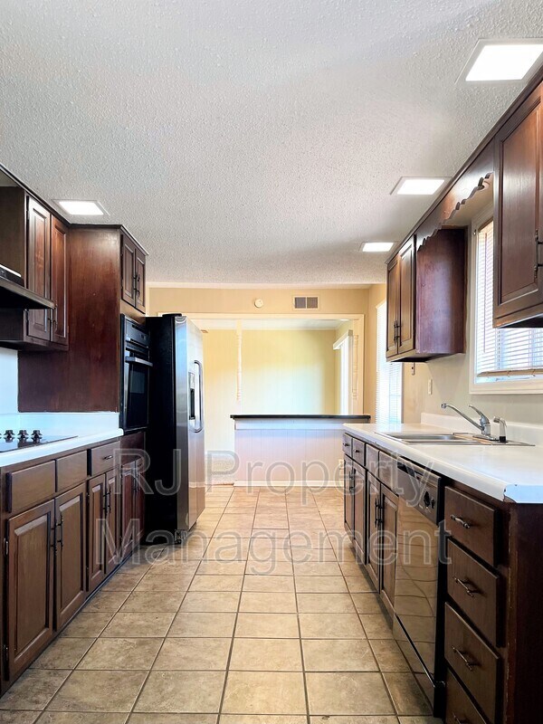 Building Photo - 3235 Foxgate Dr