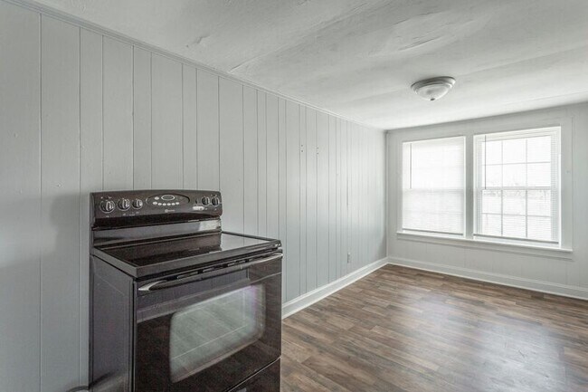 Building Photo - 311 Hedgewood Dr