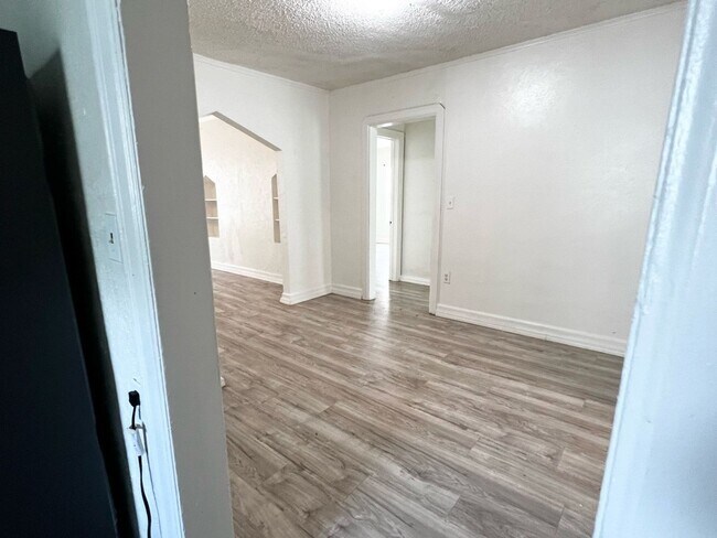 Building Photo - Huge 2 bed 1 bath