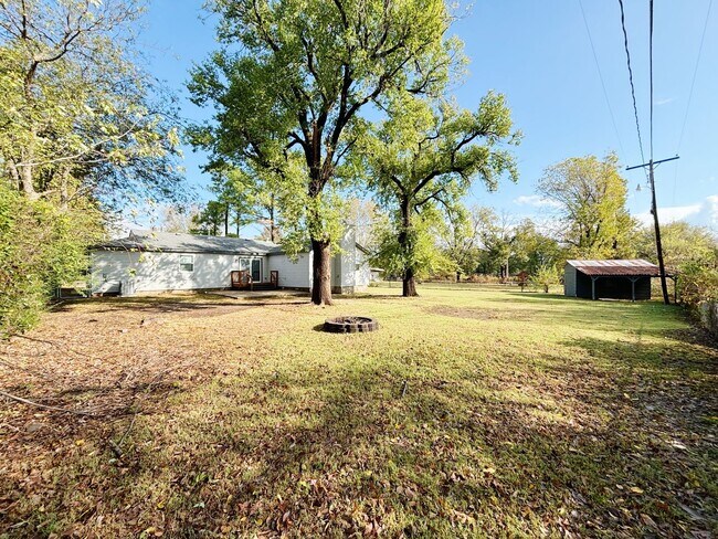 Building Photo - Large 4-bedroom, 2-bathroom home
