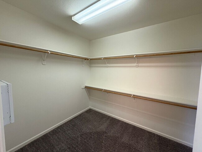 Building Photo - Spectacular home available now in a great neighborhood!