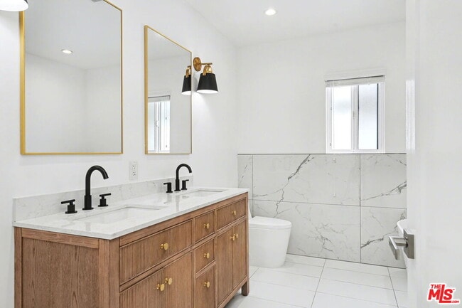 Building Photo - 7832 Croydon Ave