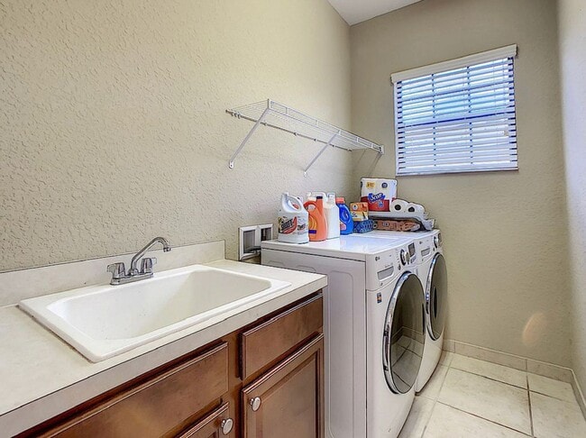 Building Photo - Luxury Living in Woodland Lakes Preserve: Fully-Furnished