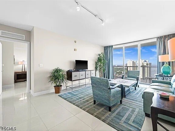 Building Photo - 3000 Oasis Grand Blvd