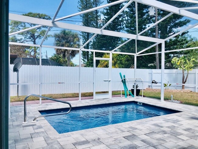Building Photo - Experience this Short Term Furnished Off season Single Family 2/2 Pool home.