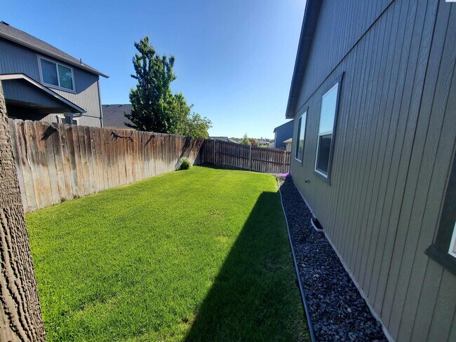 Building Photo - For rent West Kennewick