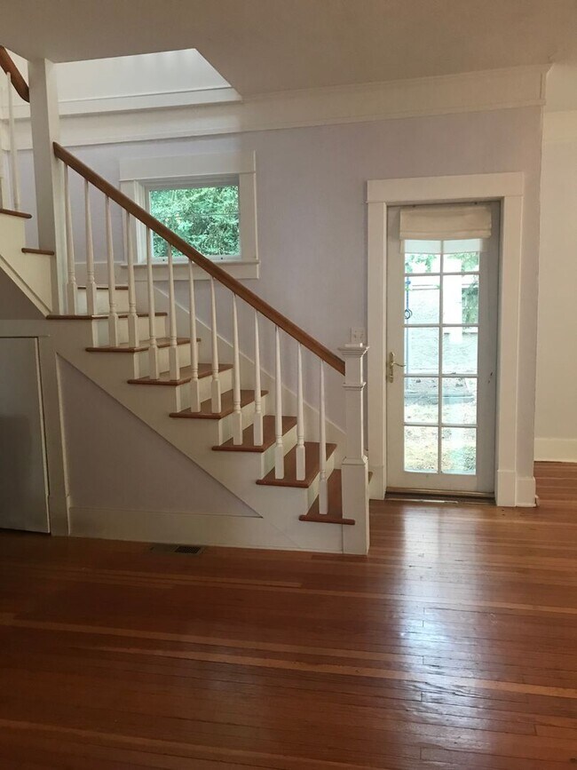 Building Photo - Large, Centrally Located Craftsman Home in...