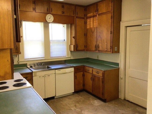 Building Photo - Charming 1920s Bungalow Near Five Points – Available Now!