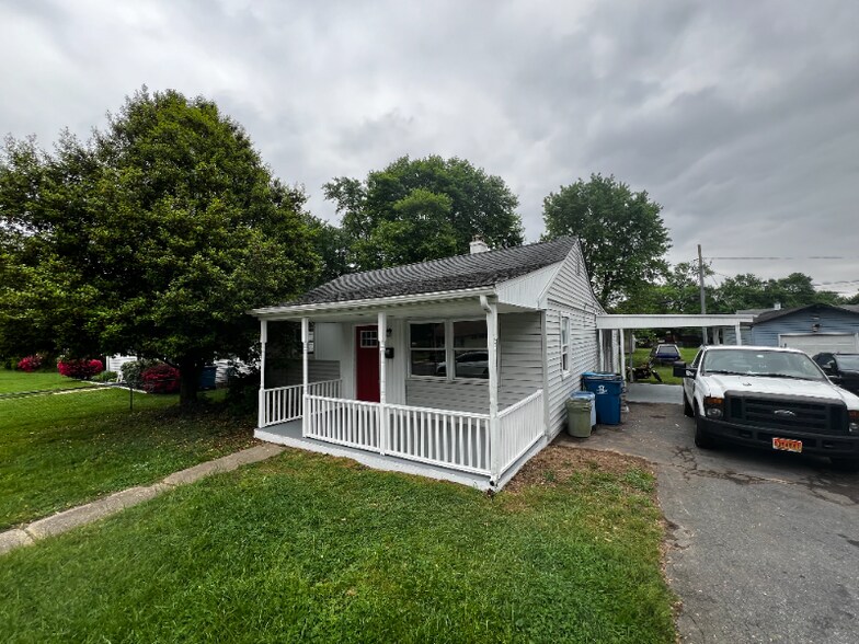 Building Photo - 220 Locust Ln