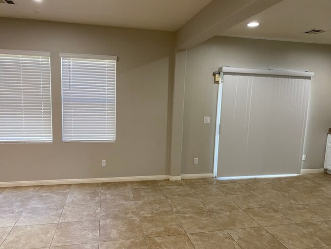 Building Photo - NW!!! 4 bedrooms!!! Pool and Spa!!! All ti...
