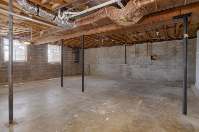 Building Photo - Single Family Home on almost an acre, 4 be...