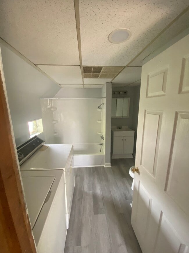 Building Photo - Light and bright 2BR up near downtown and AHN St. Vincent