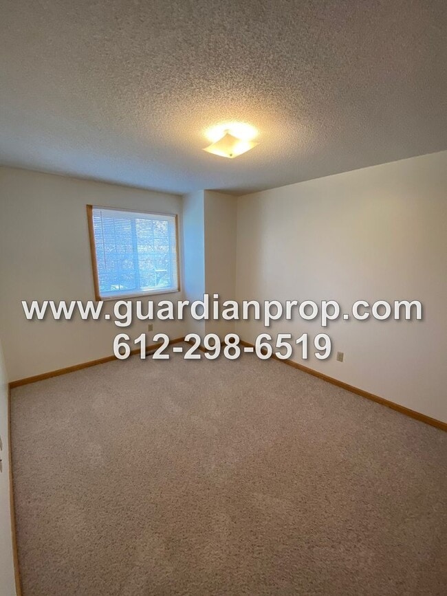 Building Photo - End Unit Townhouse Available May 1st, Vaulted Ceilings, Loft Area, Patio w/Yard Space, 2 Car Gara...