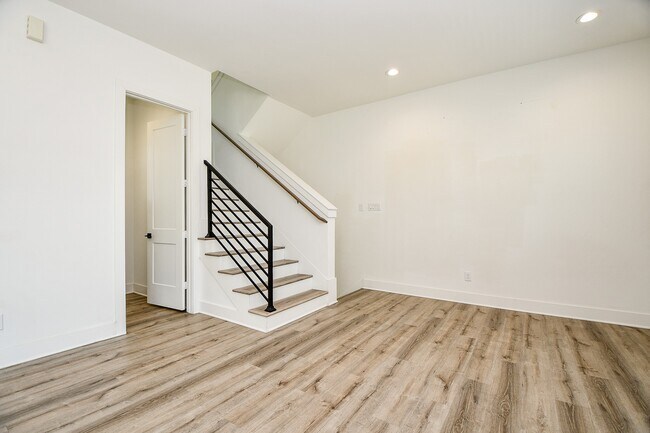 Building Photo - 2404 Hadley St
