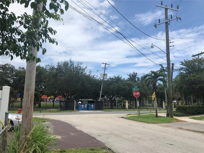 Building Photo - 839 NW 14th Way