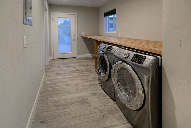 Building Photo - PRE-LEASE FOR AUGUST 2026 - Gorgeous home ...