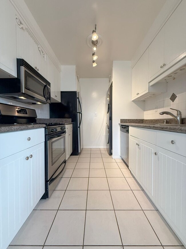 Building Photo - Rare Surfside One Bed Condo with Two Car G...