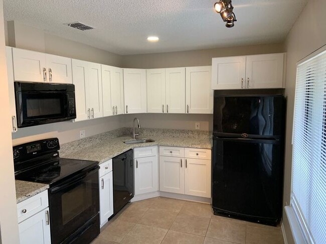 Building Photo - Great 2 Bed/1 Bath Duplex!!