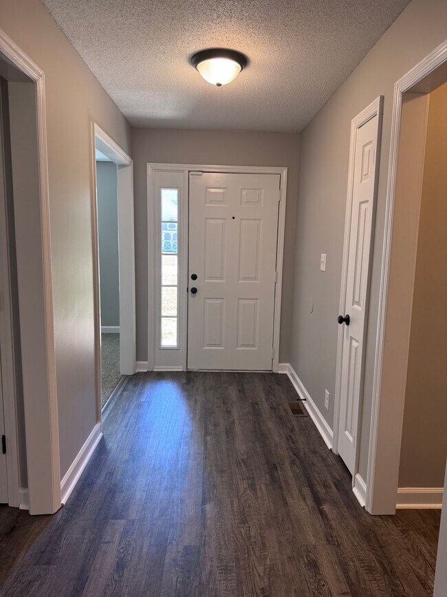Building Photo - 130 Shady Maple Dr