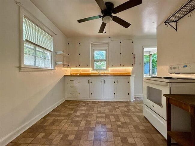 Building Photo - Beautiful Cottage Style Home