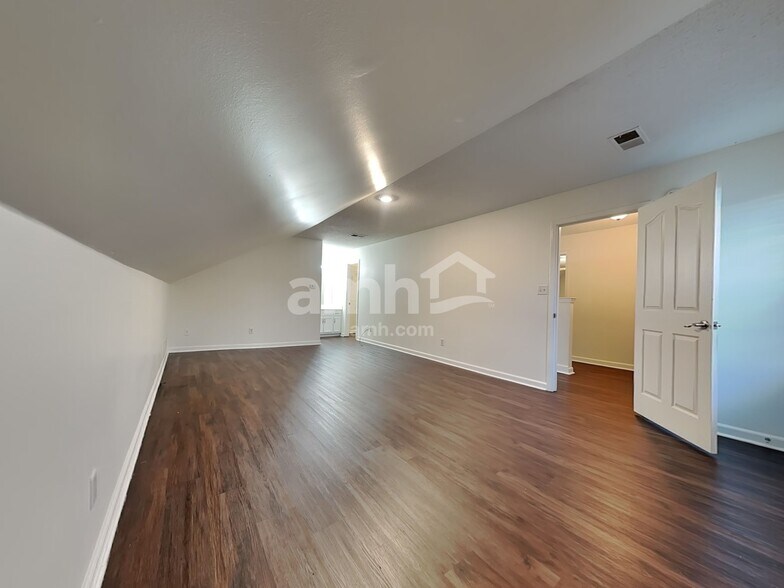 Building Photo - 8014 New Castle Cv