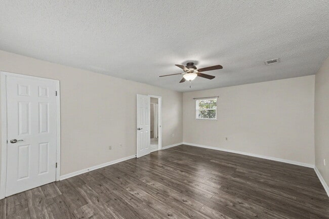 Building Photo - 6 Pinehurst Dr