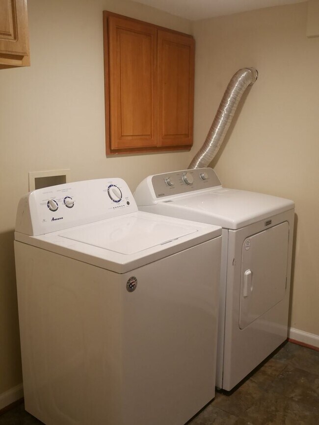 Building Photo - Modernized 2 Bedroom Rowhome in Baltimore