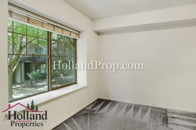 Building Photo - Modern Townhome Near MAX, Nike & High-Tech Corridor