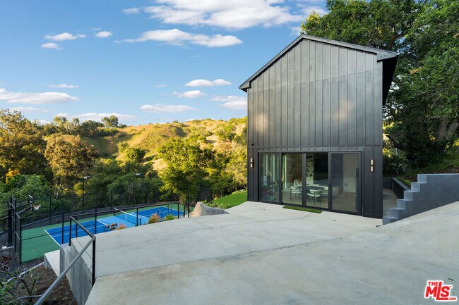 Building Photo - 3140 Coldwater Canyon Ave