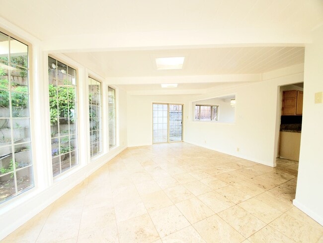 Building Photo - Hillsborough home with Bay views